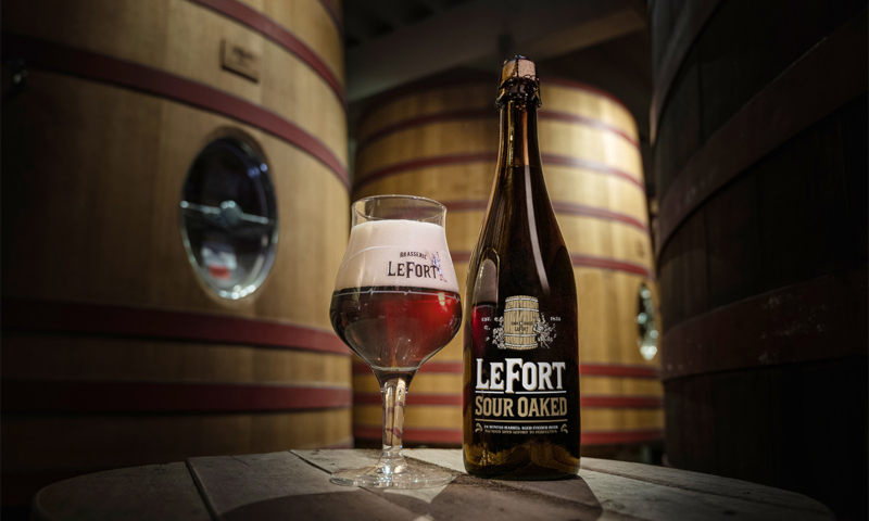 LeFort Sour Oaked bier met foeders op de achtergrond